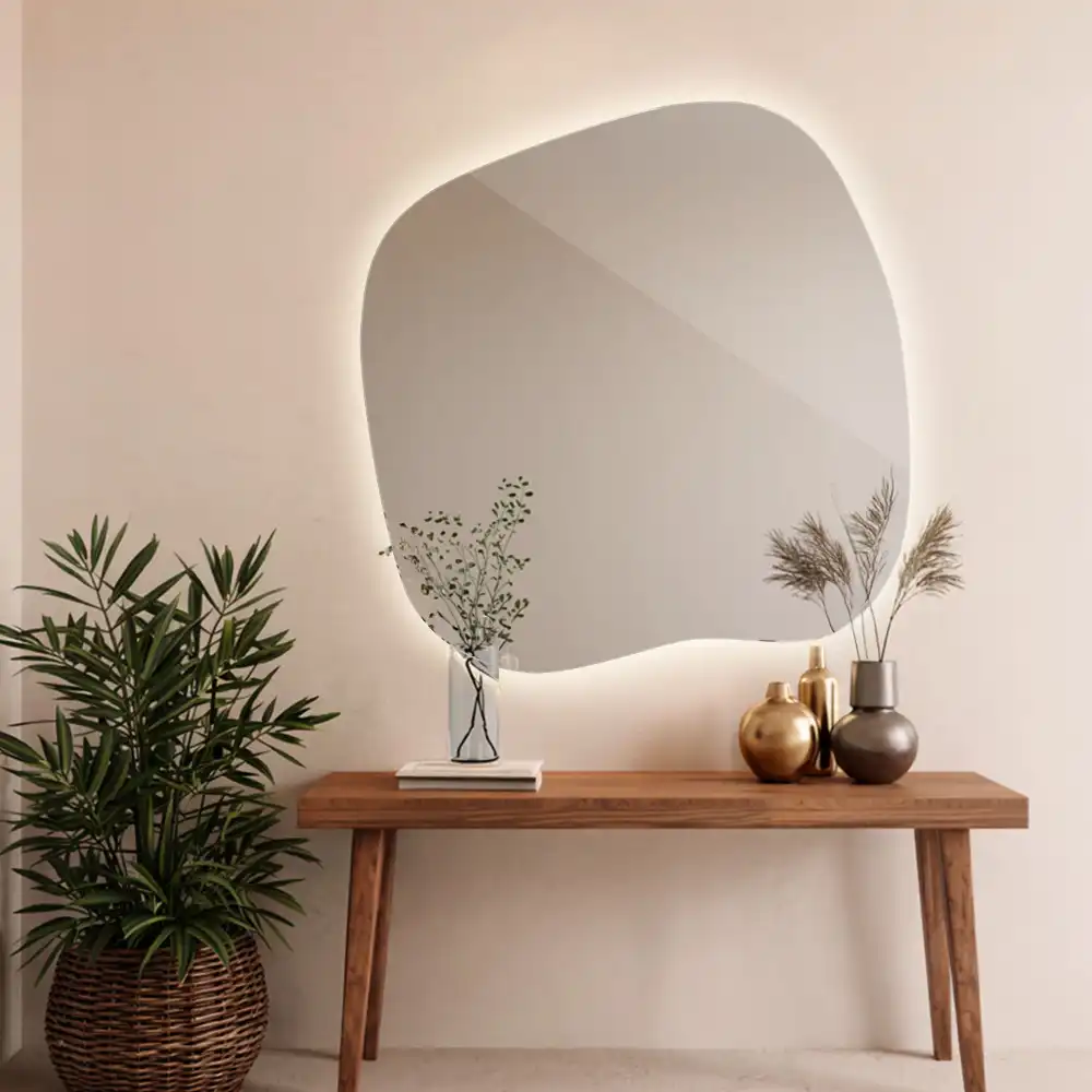 Oglindă iluminată cu formă organică