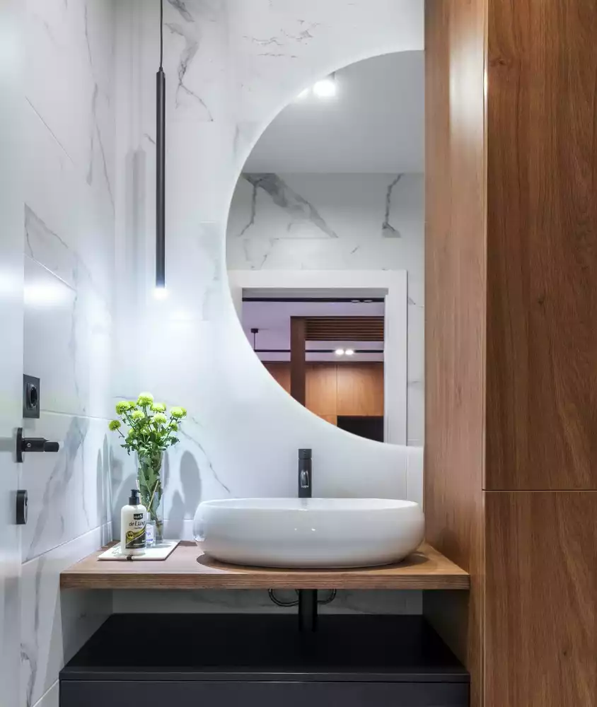Oglindă decorativă de perete în formă de semicerc cu iluminare LED