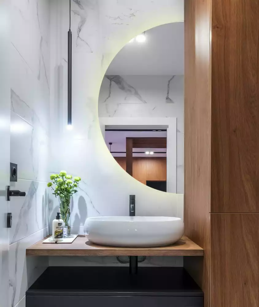 Oglindă decorativă de perete în formă de semicerc cu iluminare LED