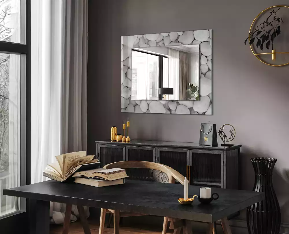 Oglindă dreptunghiulară cu ramă decorată cu pietre albe netede