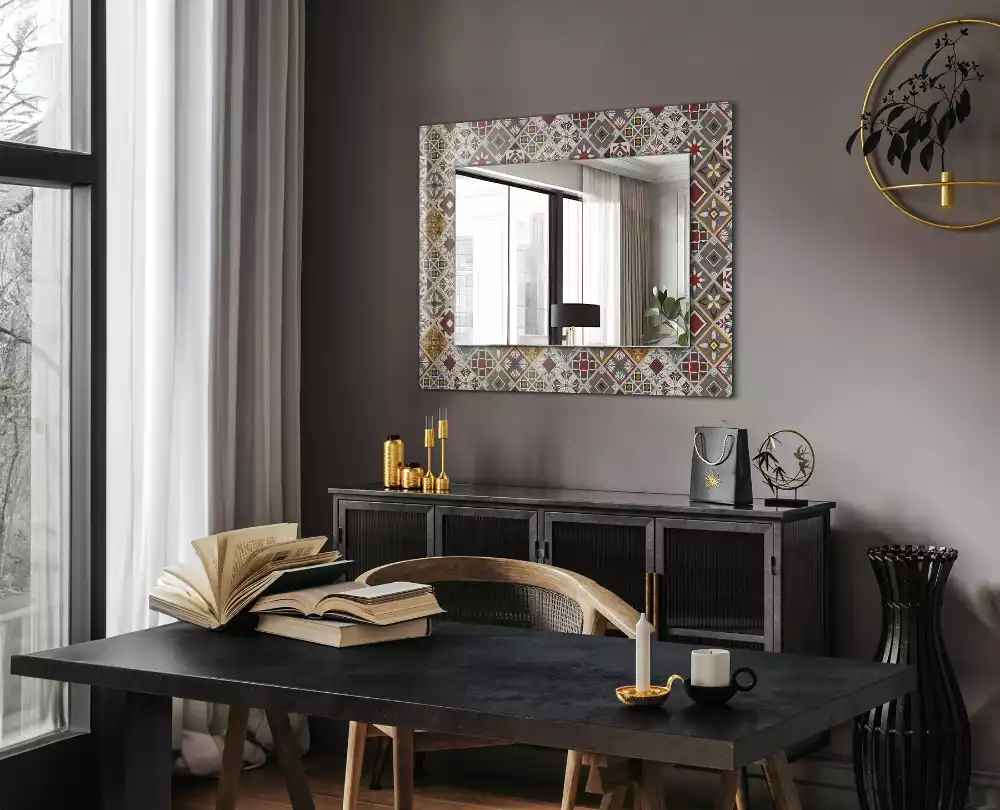 Oglindă dreptunghiulară cu ramă decorată cu imprimeu de plăci colorate