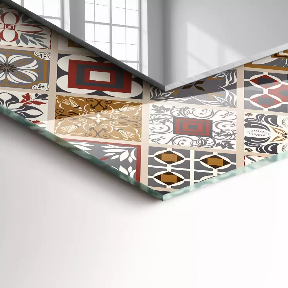 Oglindă dreptunghiulară cu ramă decorată cu imprimeu de plăci colorate