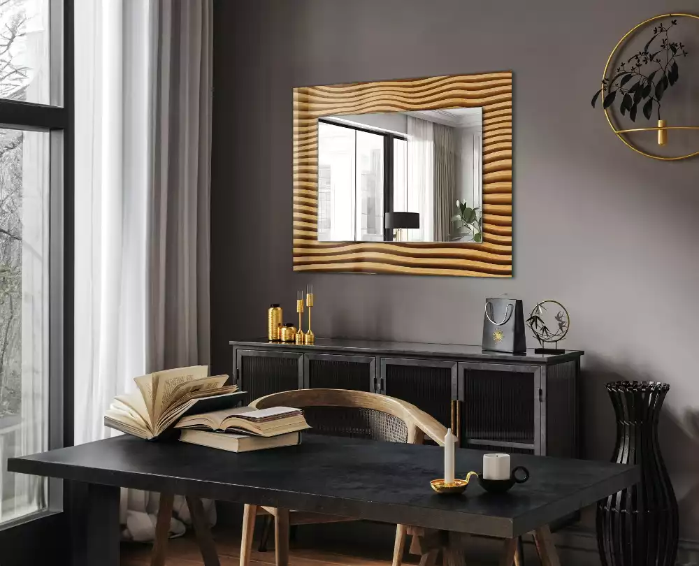 Oglindă dreptunghiulară cu decor din lemn în formă de valuri