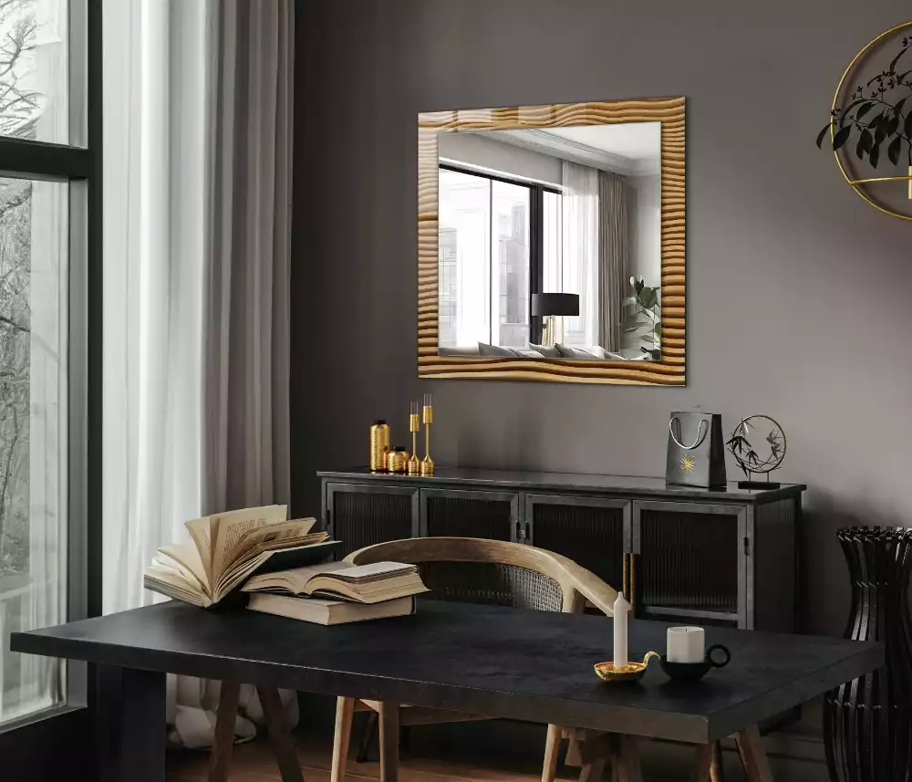 Oglindă dreptunghiulară cu decor din lemn în formă de valuri