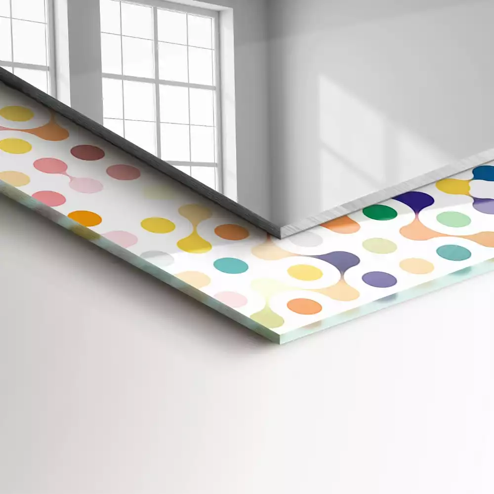 Oglindă dreptunghiulară cu ramă imprimată cu model geometric colorat