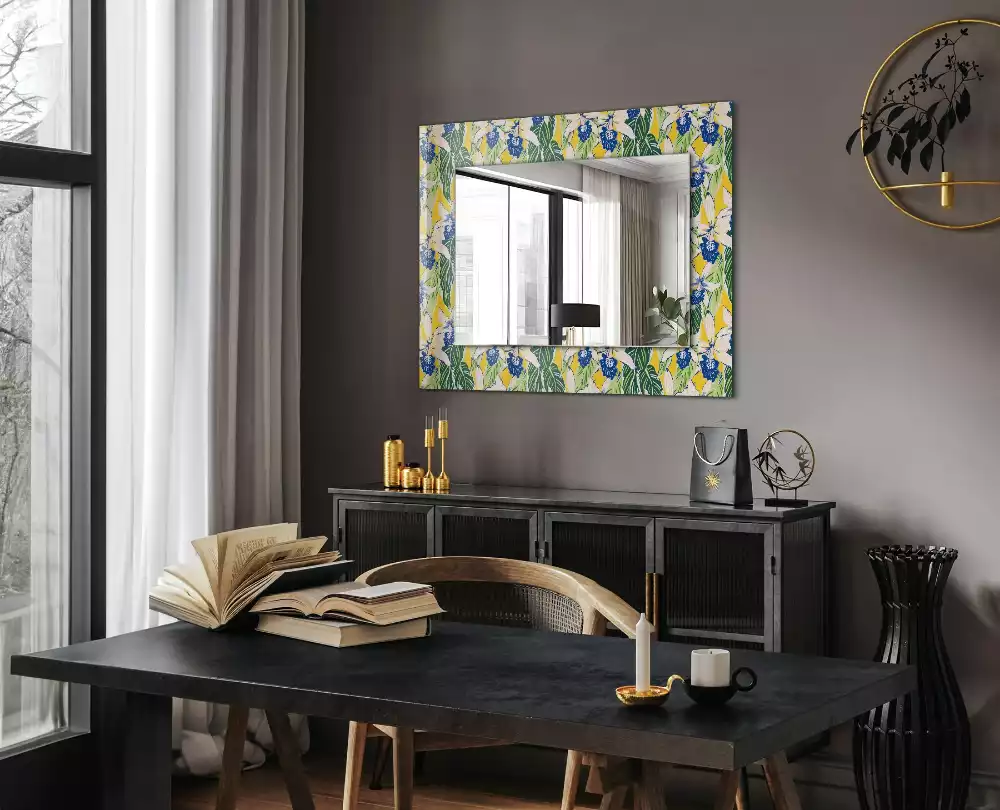 Oglindă dreptunghiulară cu ramă decorată cu flori și frunze