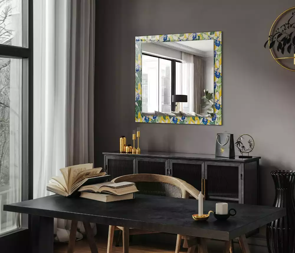 Oglindă dreptunghiulară cu ramă decorată cu flori și frunze