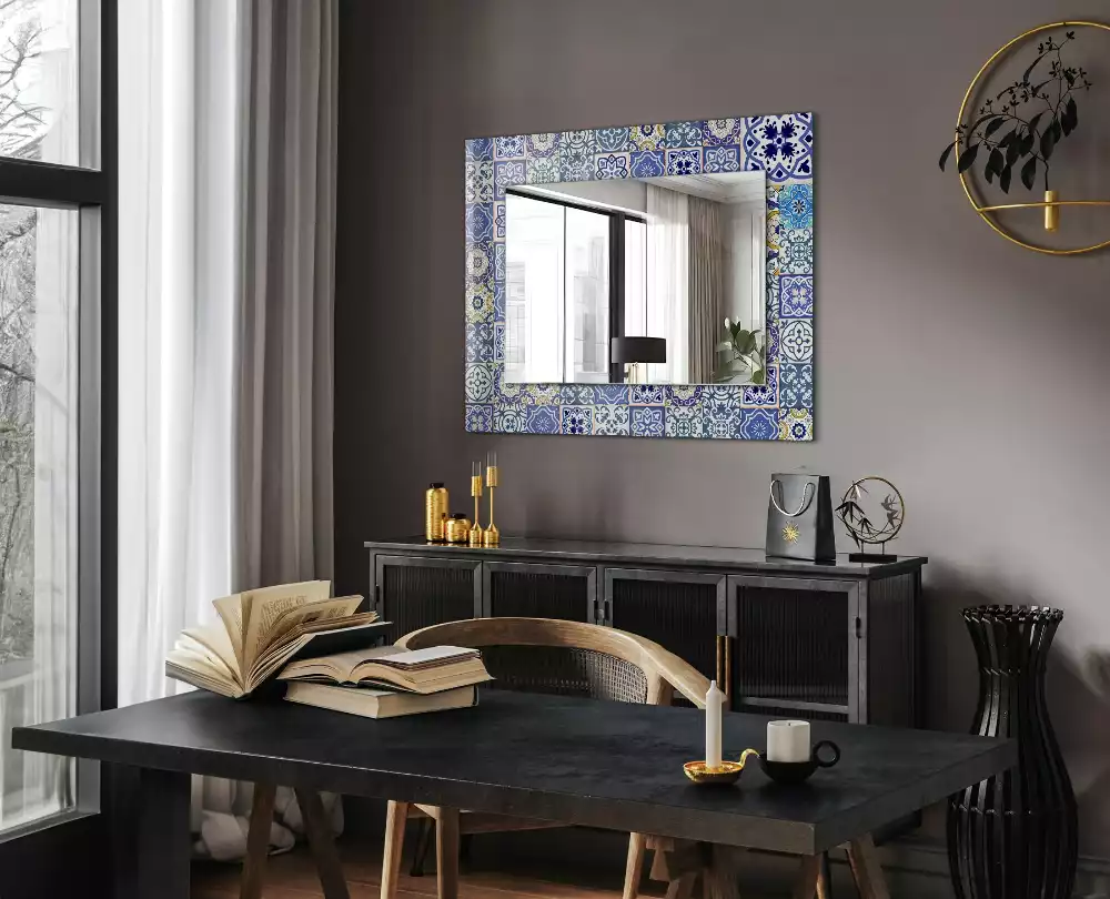 Oglindă dreptunghiulară cu decor din plăci de mozaic colorate
