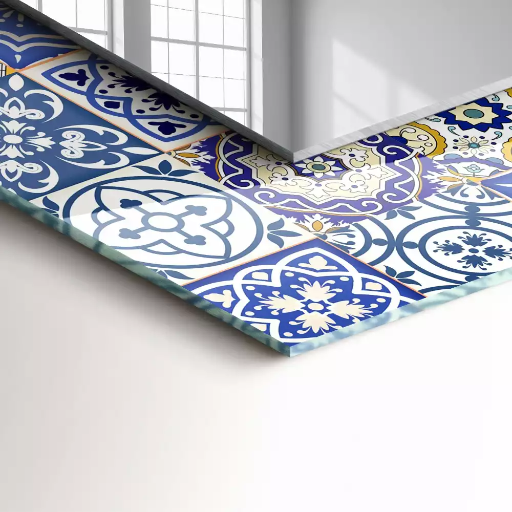 Oglindă dreptunghiulară cu decor din plăci de mozaic colorate