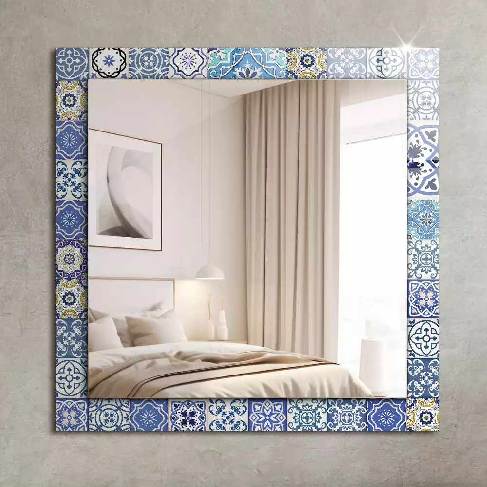 Oglindă dreptunghiulară cu decor din plăci de mozaic colorate