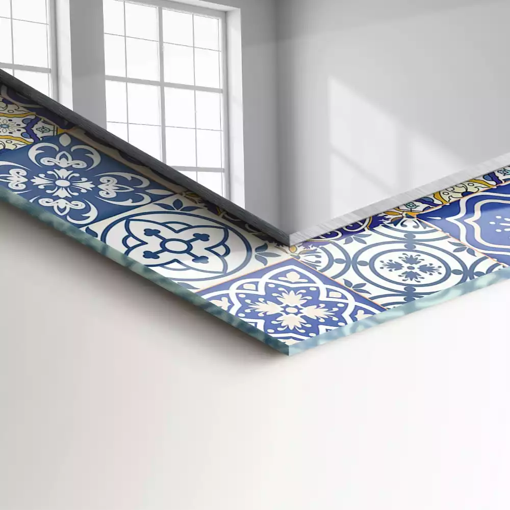 Oglindă dreptunghiulară cu decor din plăci de mozaic colorate