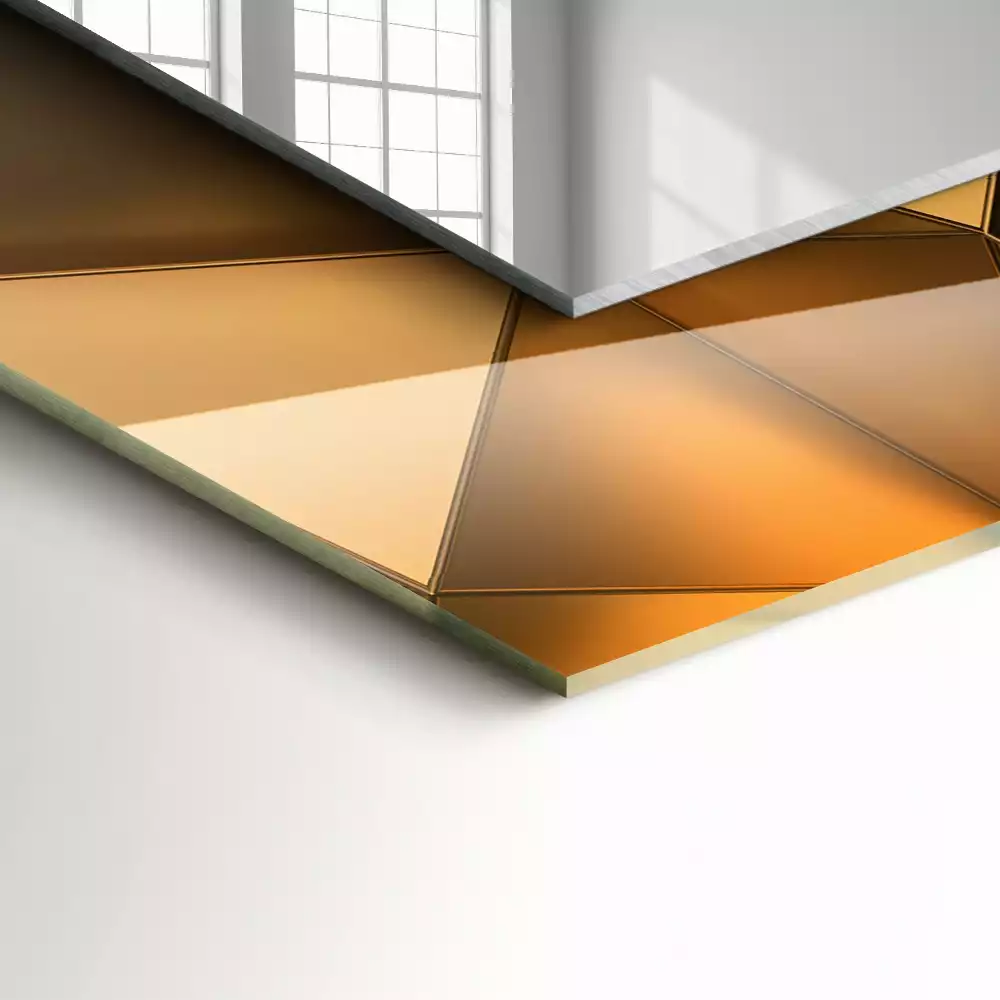 Oglindă dreptunghiulară cu ramă decorată cu imprimeu geometric auriu