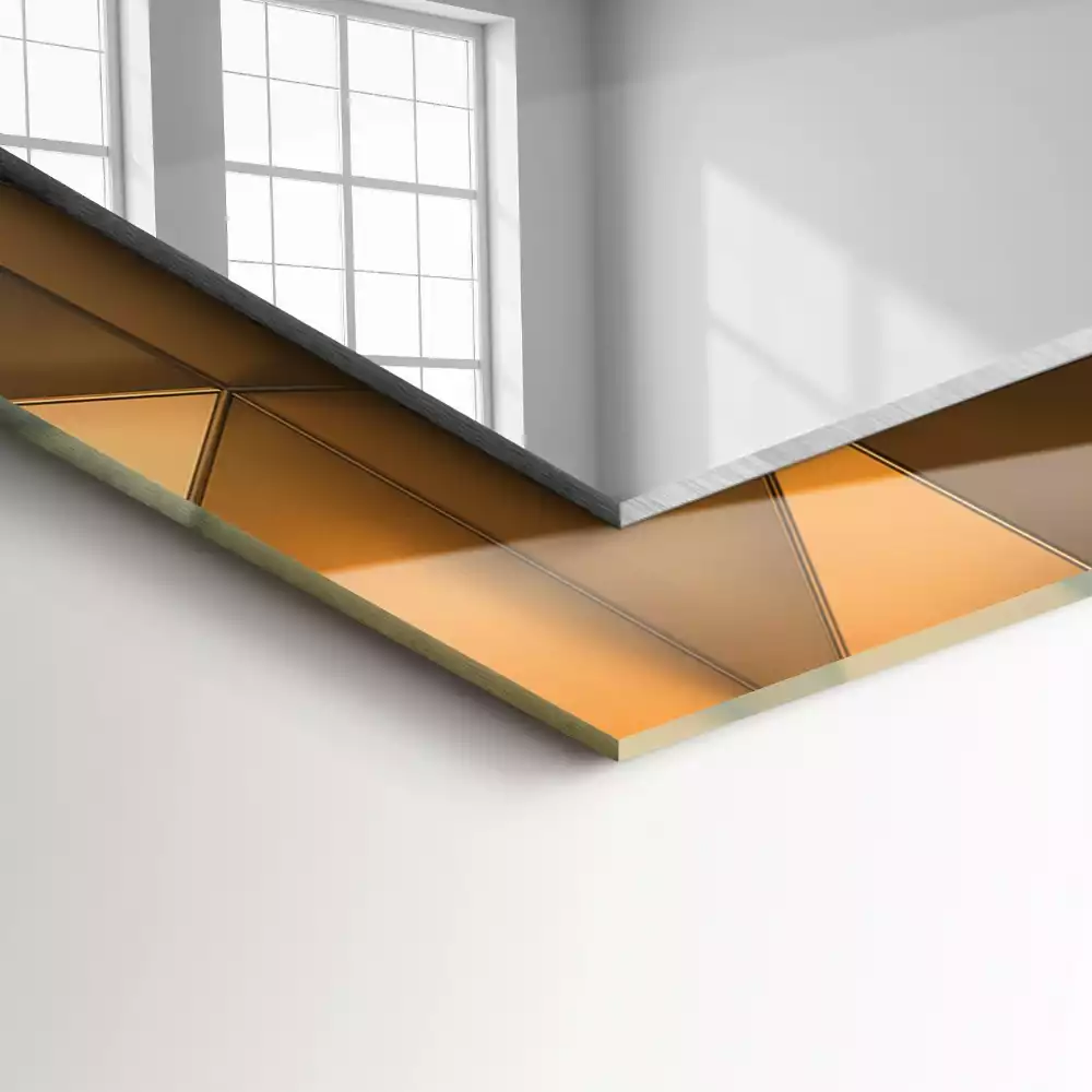 Oglindă dreptunghiulară cu ramă decorată cu imprimeu geometric auriu