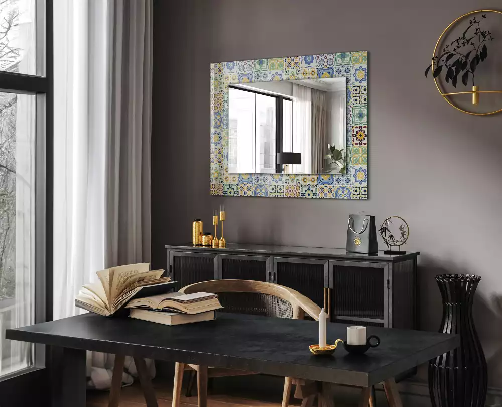 Oglindă dreptunghiulară cu decor din plăci colorate