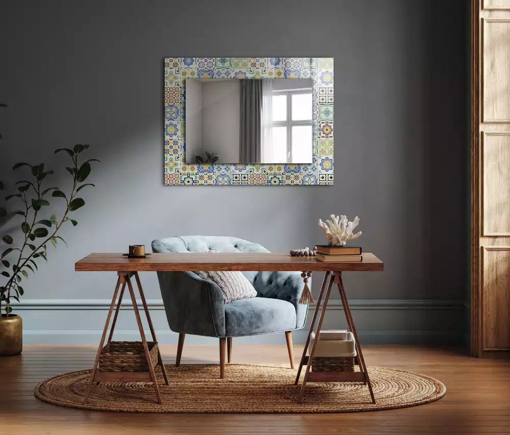 Oglindă dreptunghiulară cu decor din plăci colorate