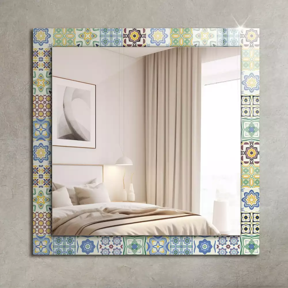 Oglindă dreptunghiulară cu decor din plăci colorate