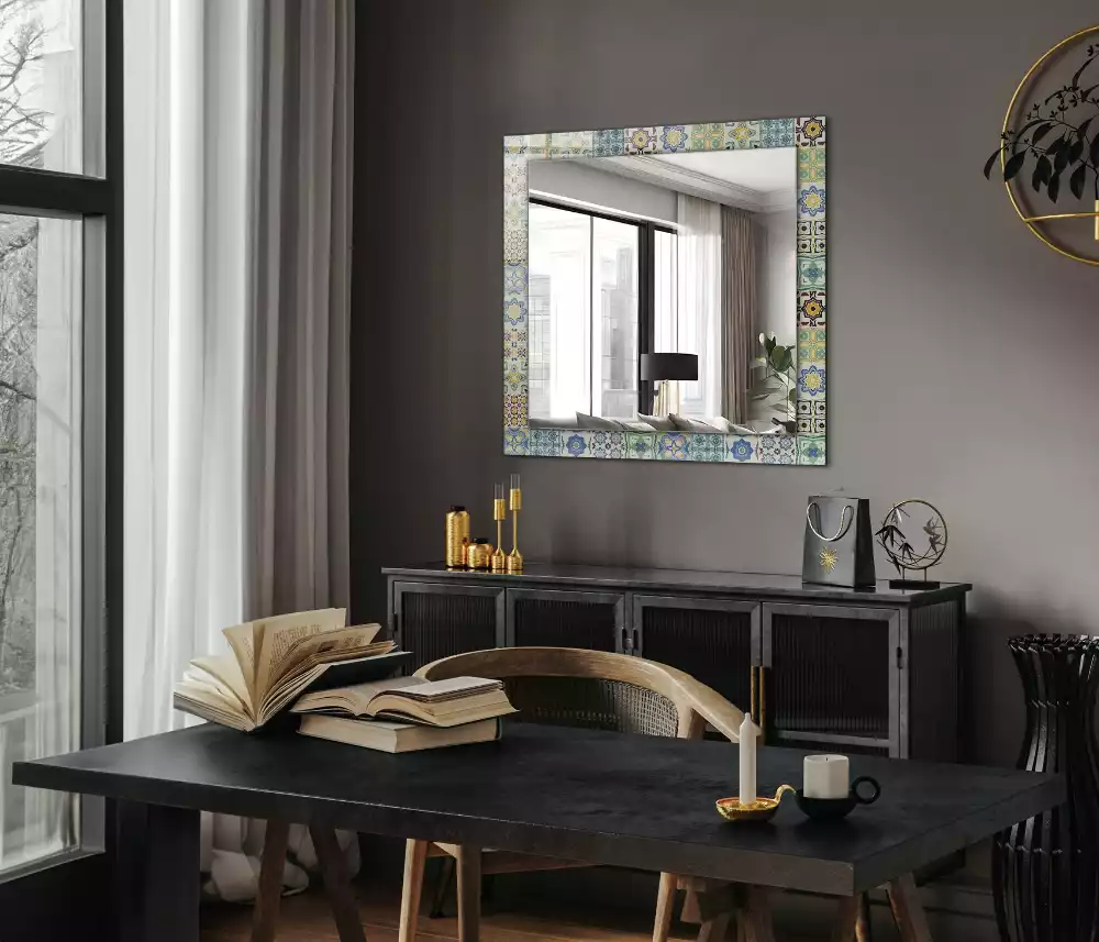 Oglindă dreptunghiulară cu decor din plăci colorate