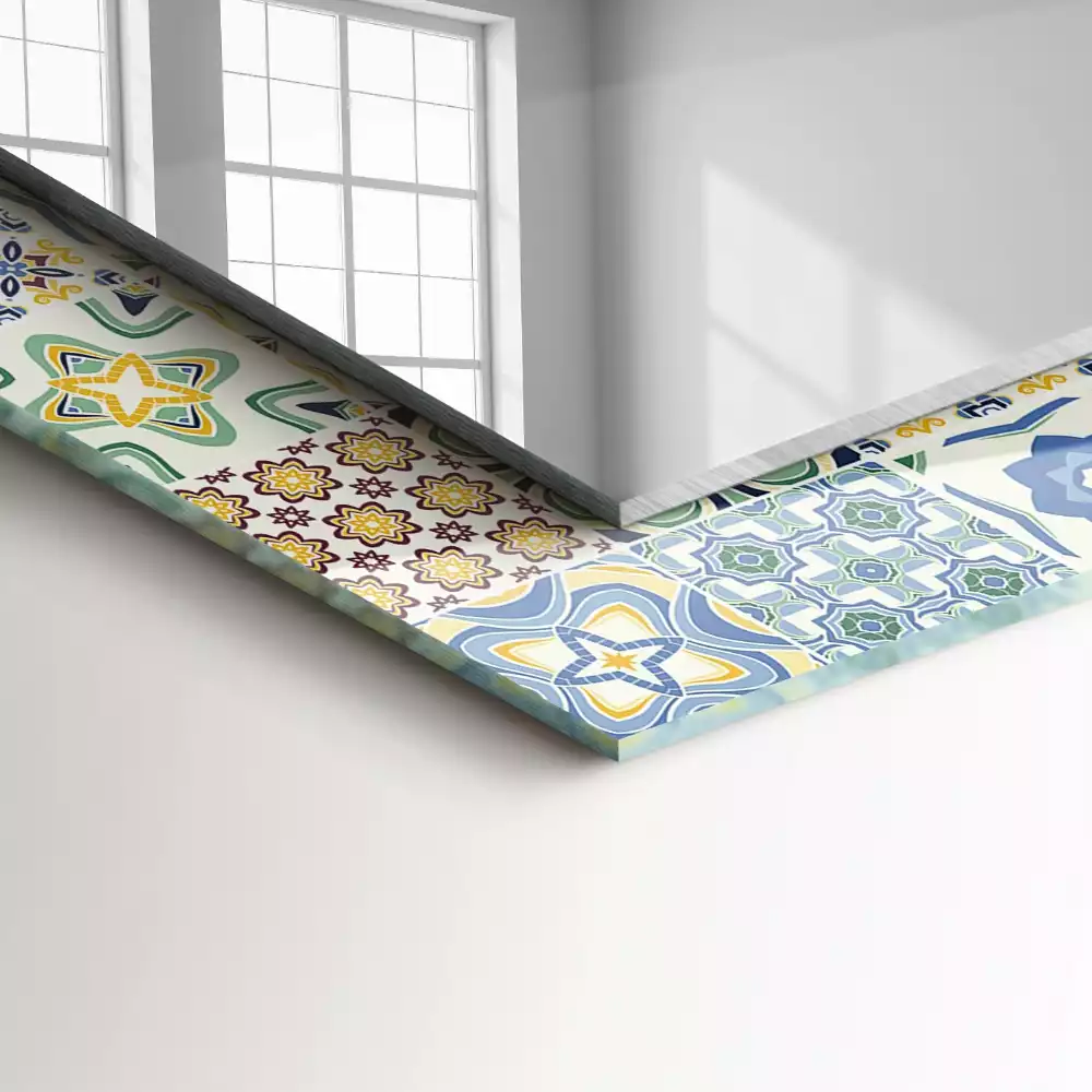Oglindă dreptunghiulară cu decor din plăci colorate