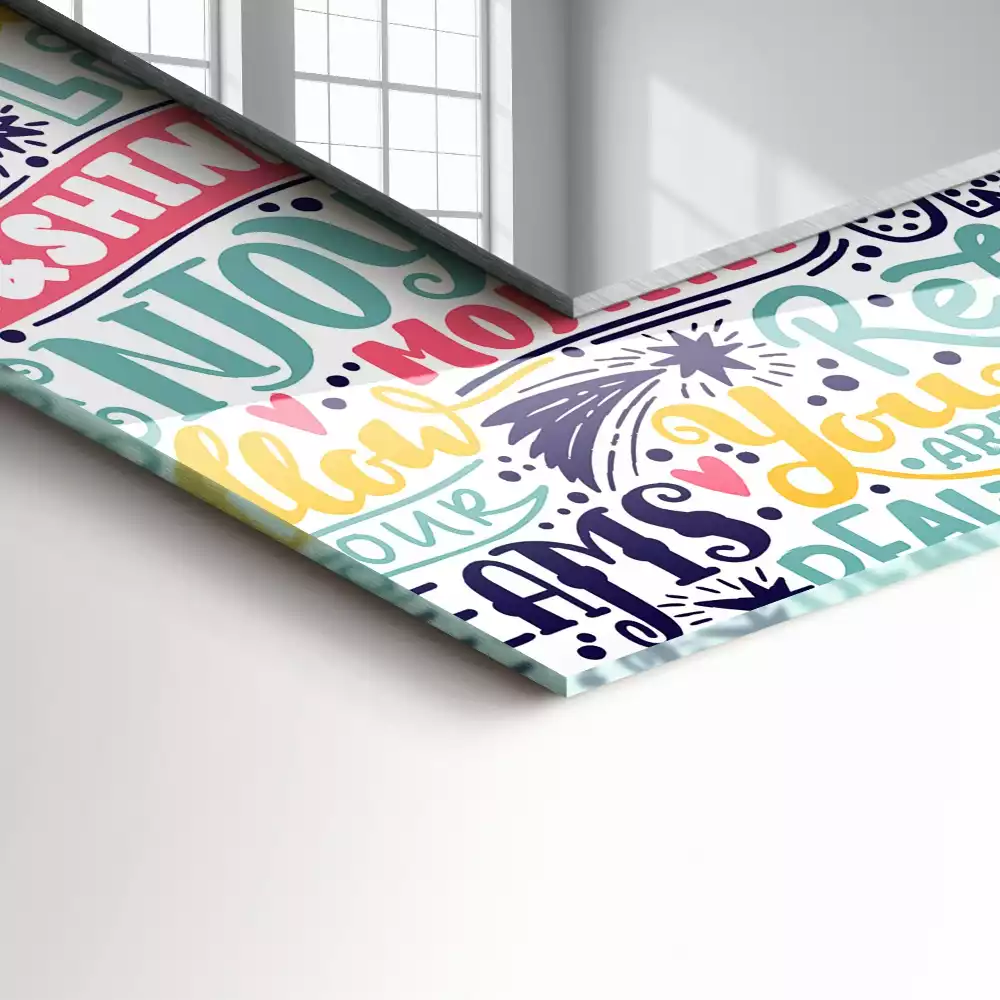 Oglindă decorativă de perete dreptunghiulară cu inscripții motivaționale colorate