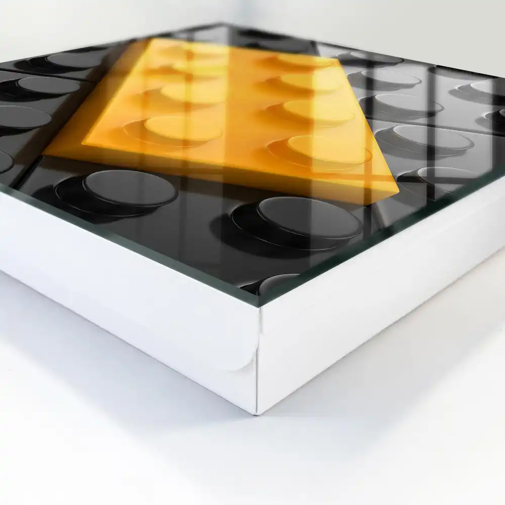 design cu bloc galben pe fundal cu elemente negre