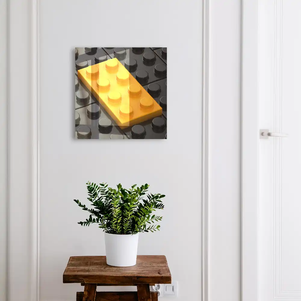 design cu bloc galben pe fundal cu elemente negre