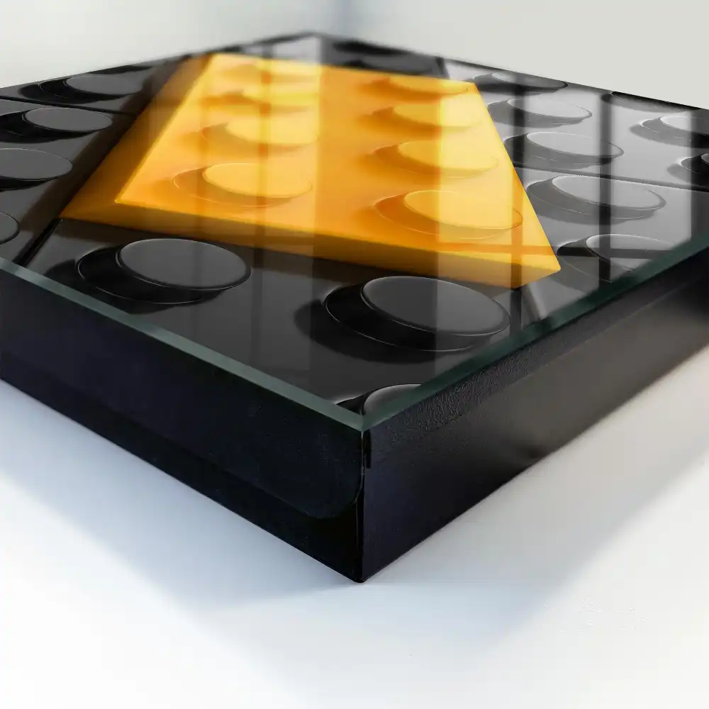 design cu bloc galben pe fundal cu elemente negre
