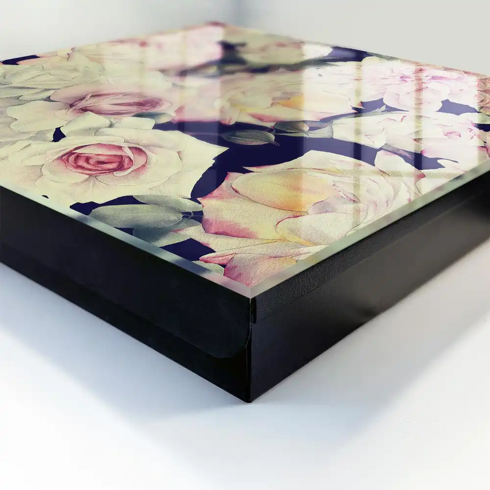 Casetă pentru chei cu motive florale delicate și design romantic
