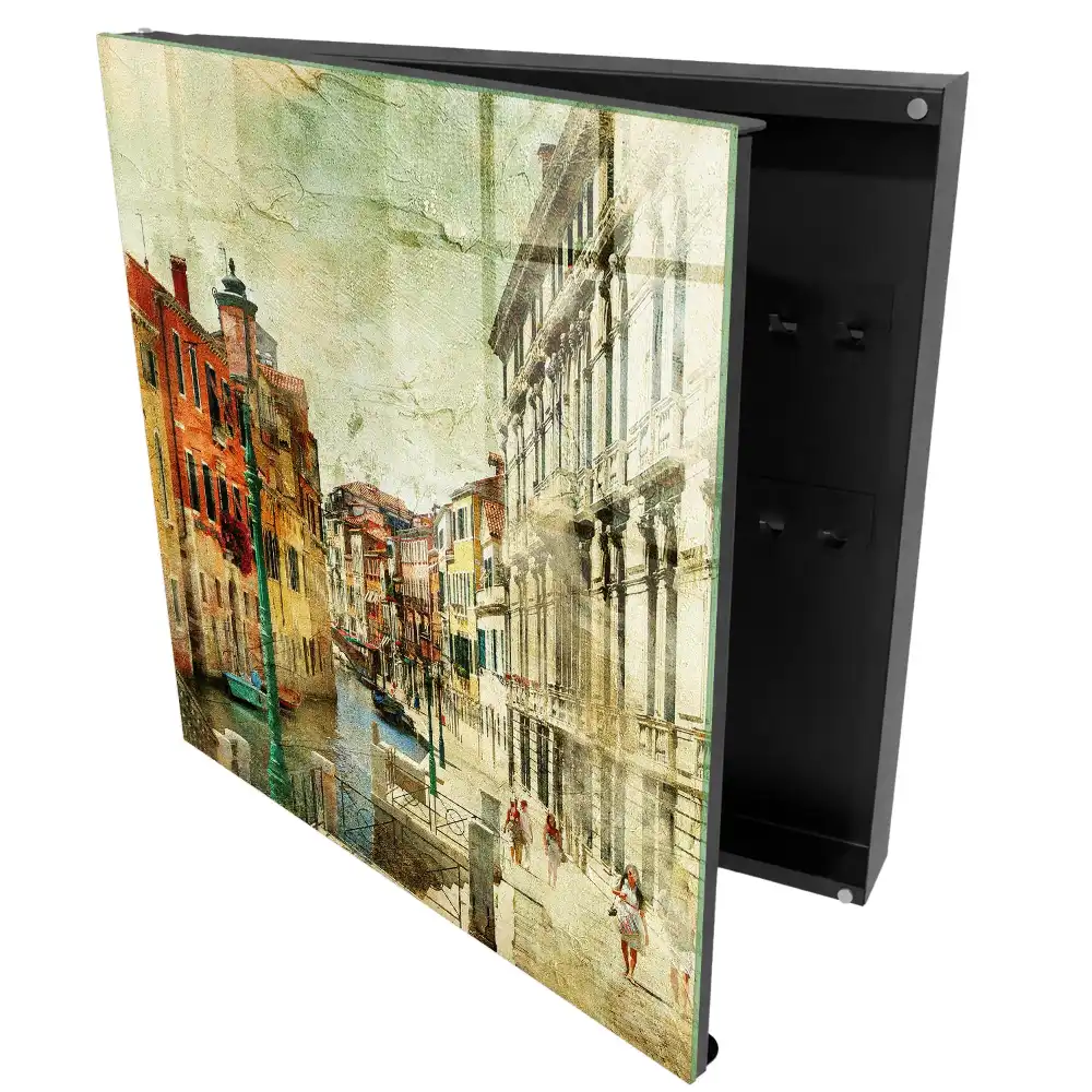 Cuier de perete pentru chei cu design de case colorate lângă canal