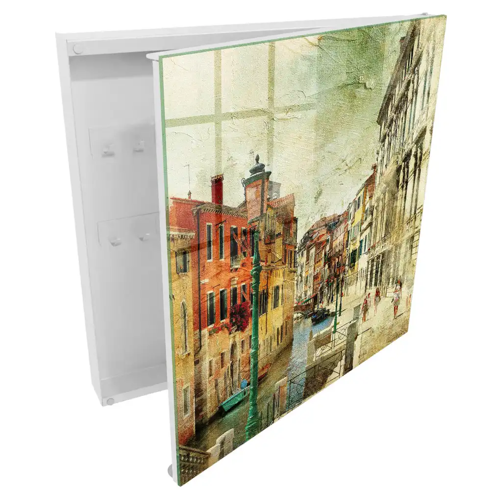 Cuier de perete pentru chei cu design de case colorate lângă canal
