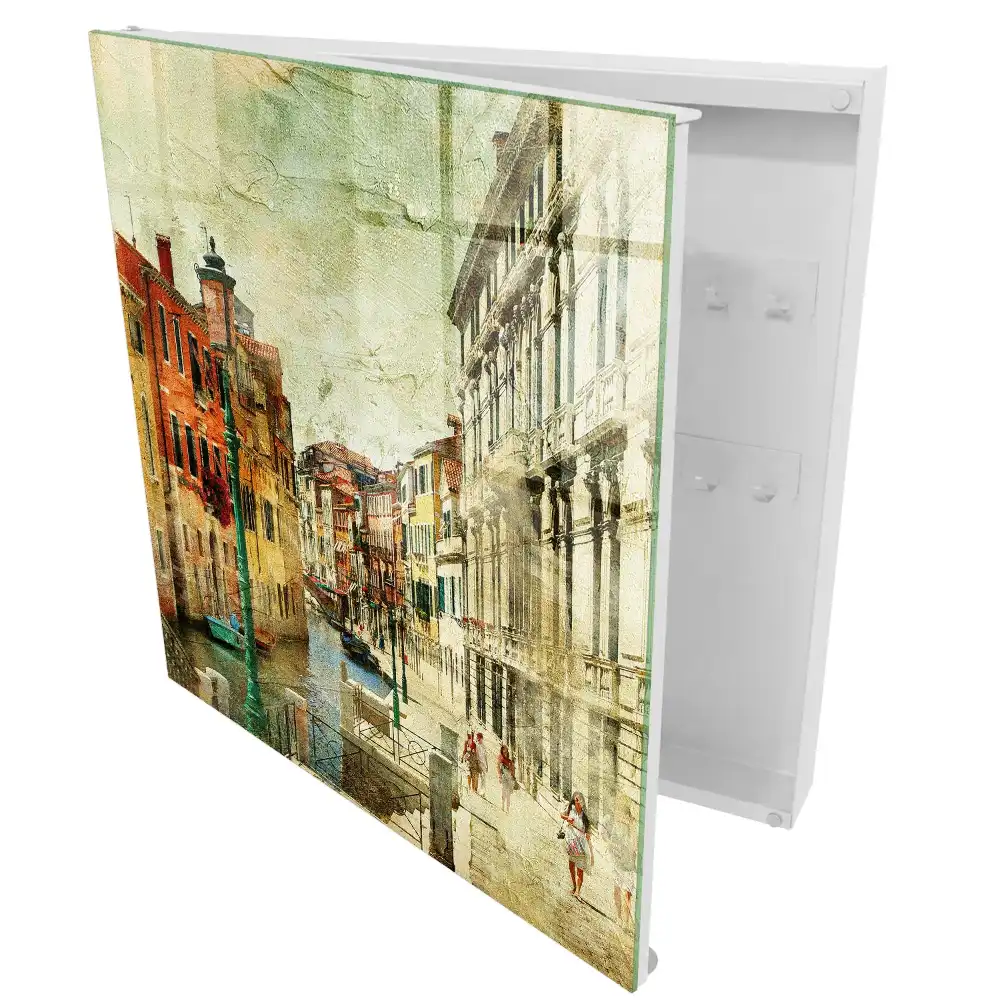 Cuier de perete pentru chei cu design de case colorate lângă canal