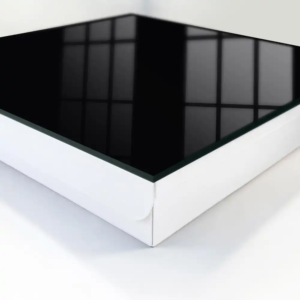 Dulapior pentru chei minimalist cu fundal solid negru