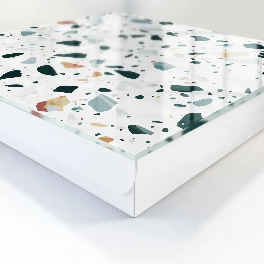 cu design mozaic din piatră în nuanțe de verde