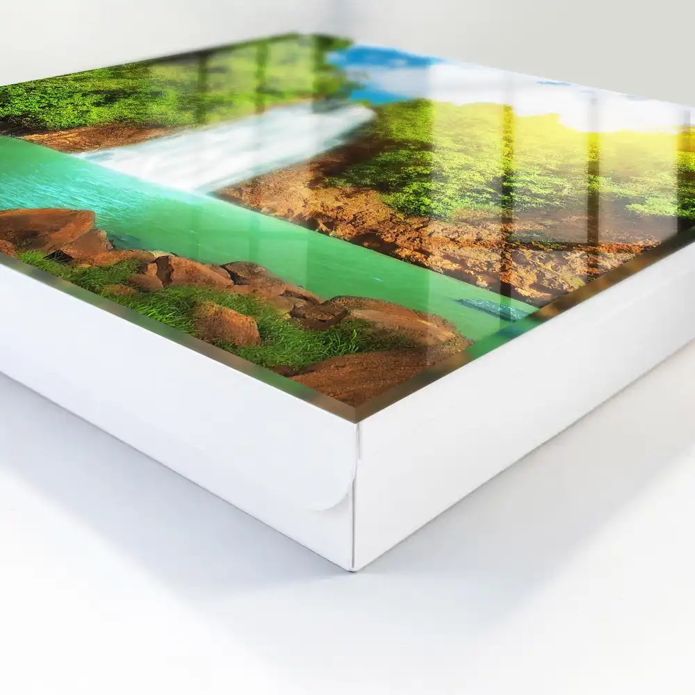 cu design cascadă în verdeață tropicală