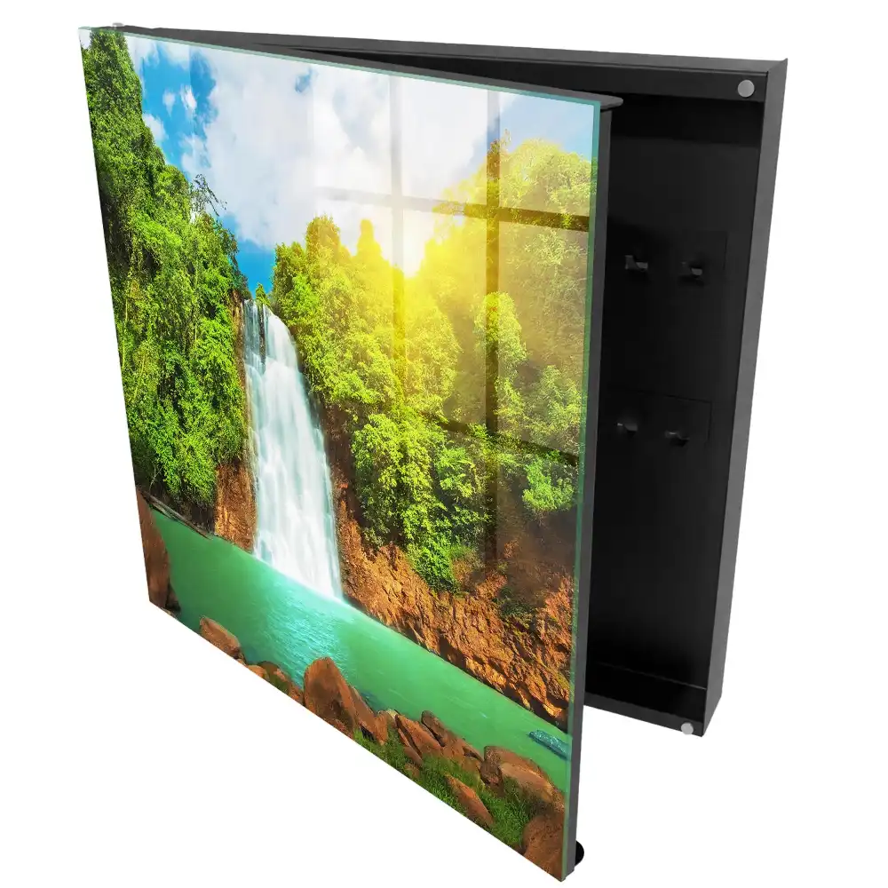 cu design cascadă în verdeață tropicală
