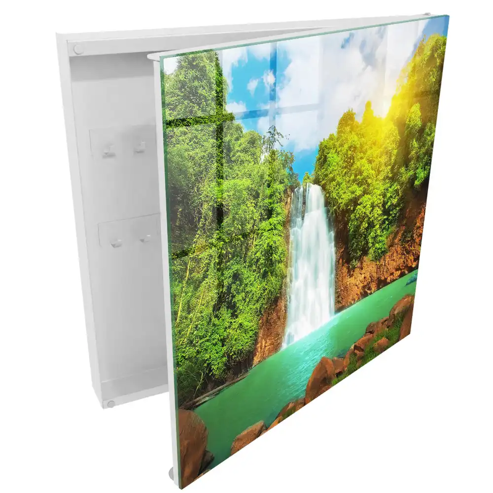 cu design cascadă în verdeață tropicală