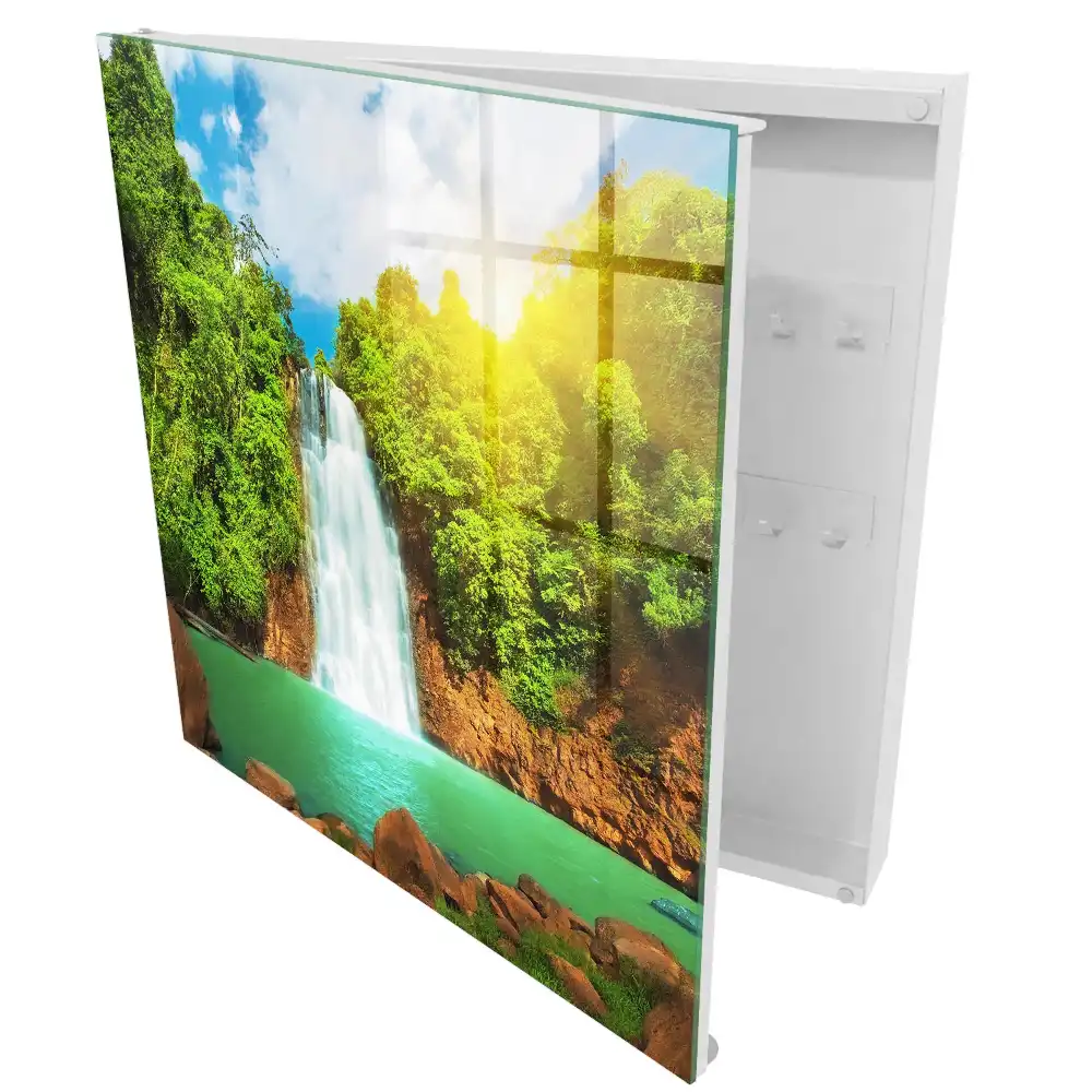 cu design cascadă în verdeață tropicală