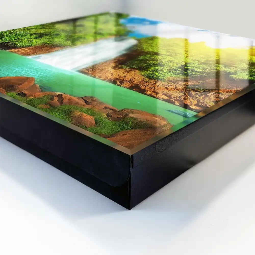 cu design cascadă în verdeață tropicală