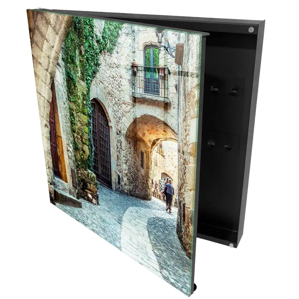 Casetă de chei cu design de stradă istorică în stil clasic cu verdeață