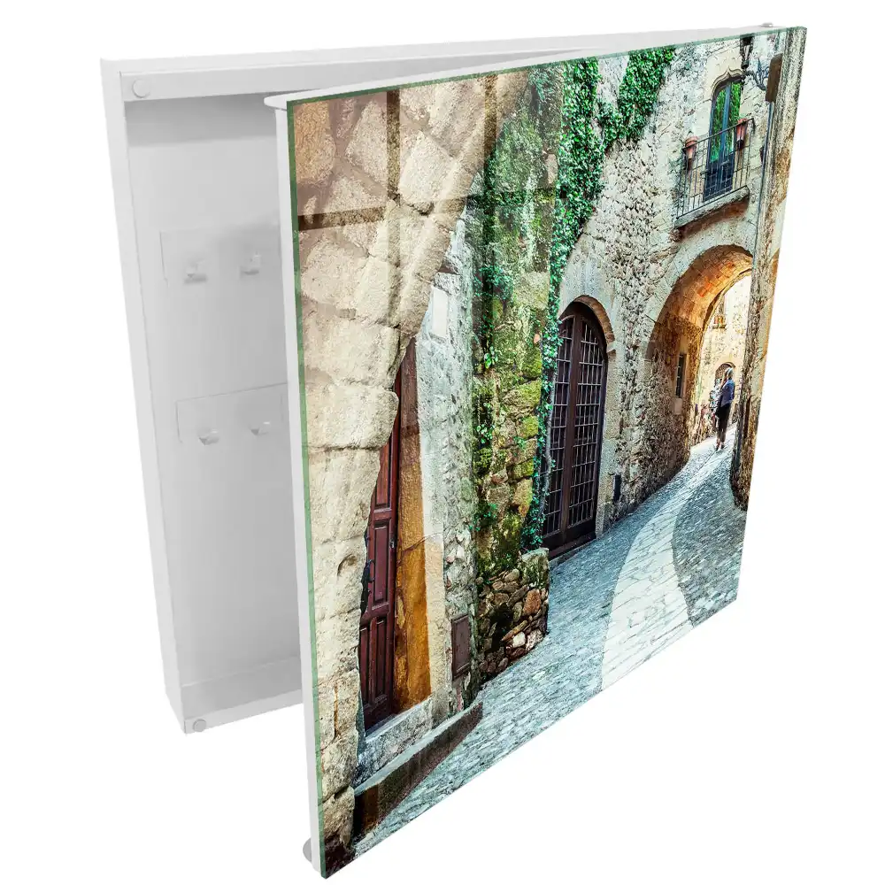 Casetă de chei cu design de stradă istorică în stil clasic cu verdeață