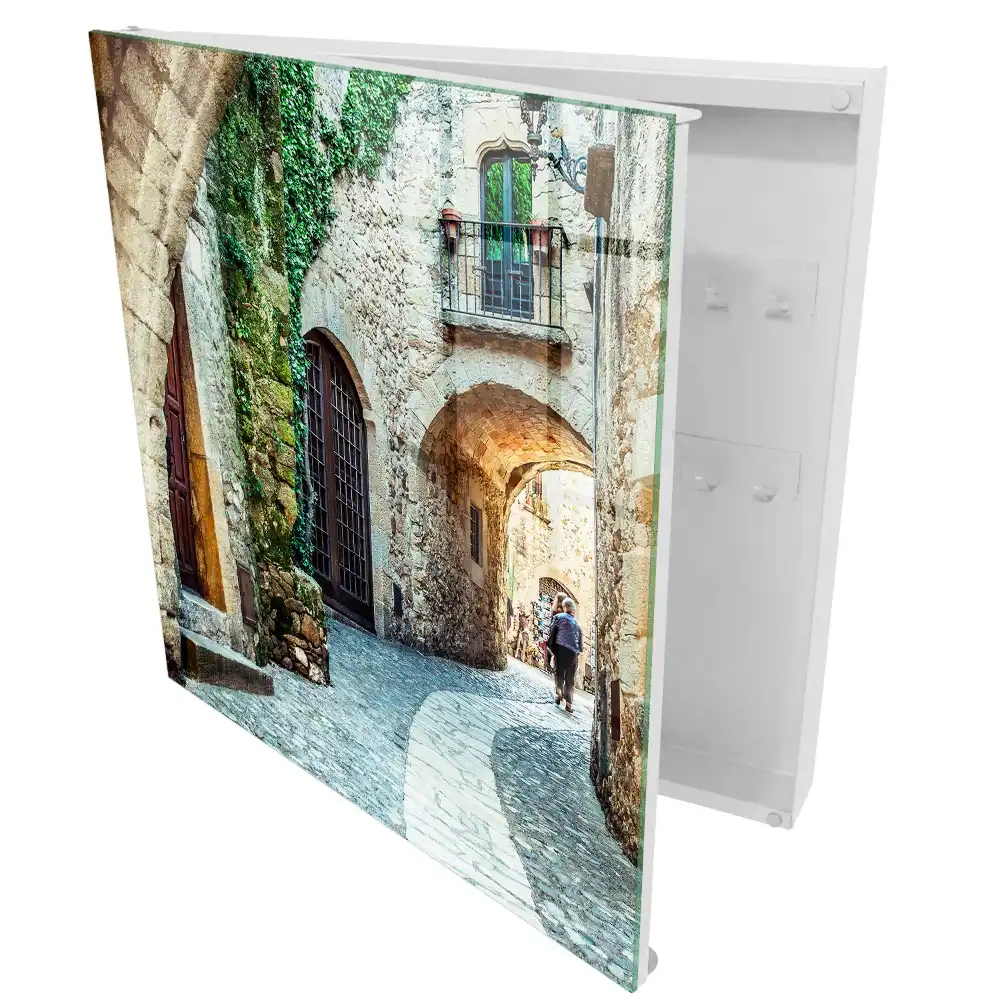 Casetă de chei cu design de stradă istorică în stil clasic cu verdeață