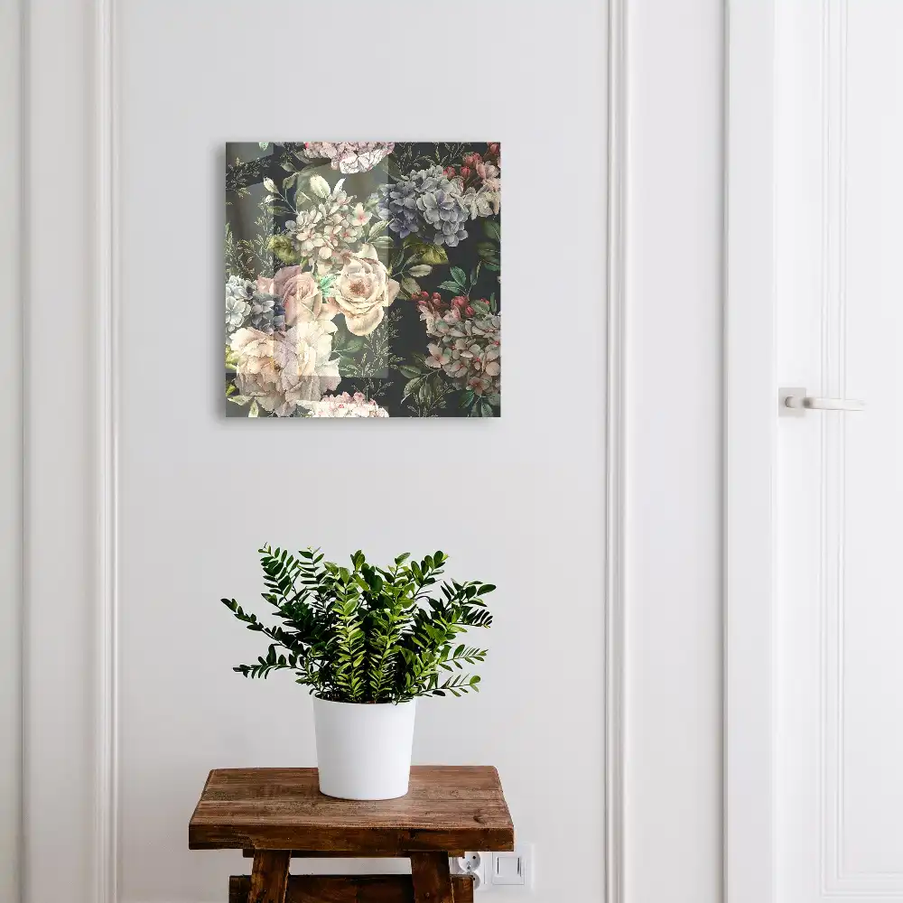 Casetă pentru chei cu motive florale romantice pe fundal întunecat