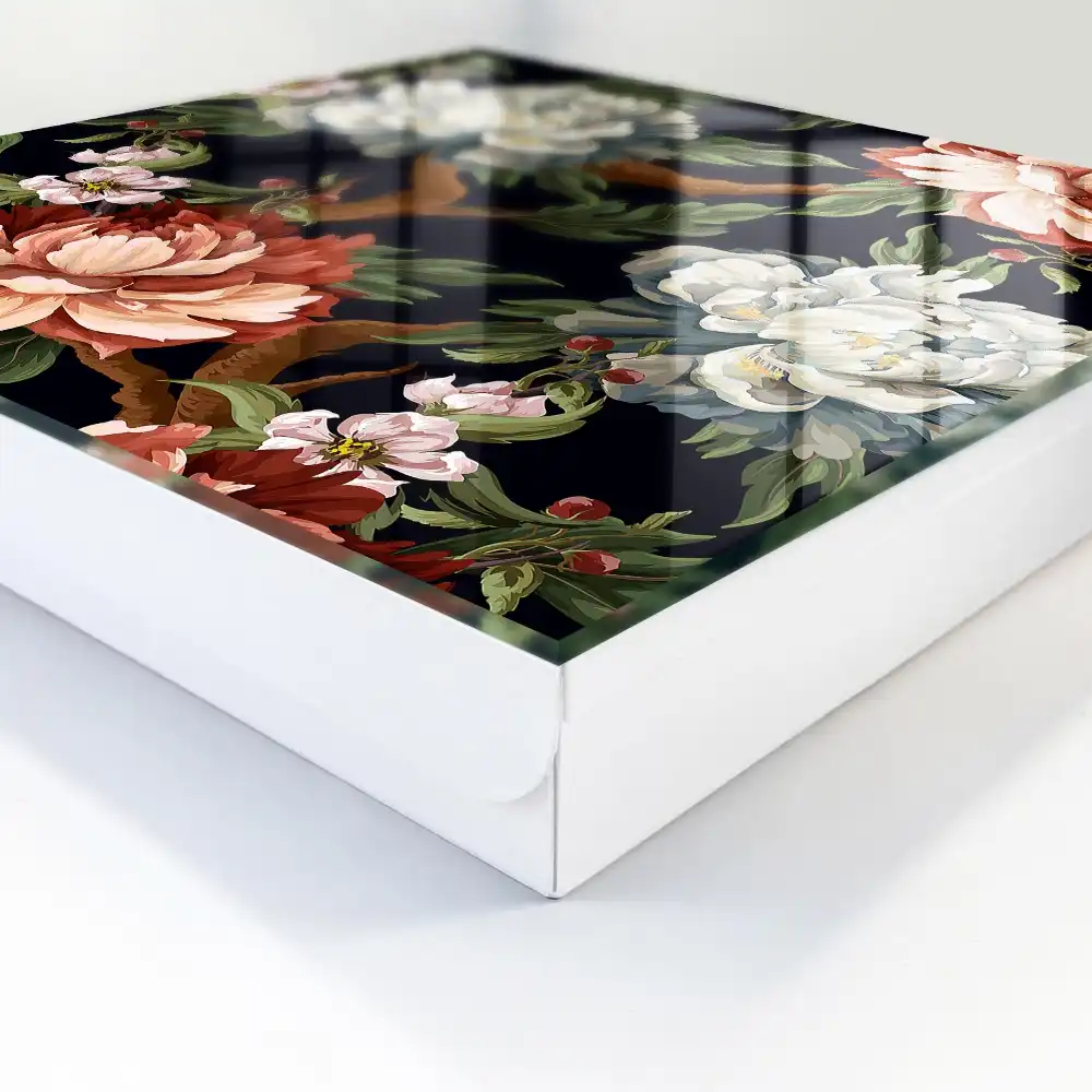 Dulapior pentru chei cu model floral și frunze pe fundal întunecat
