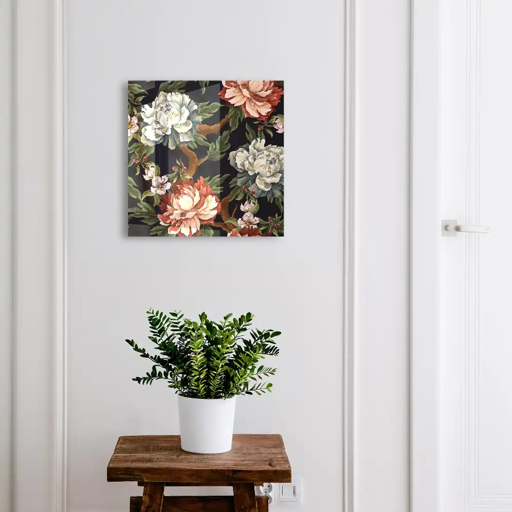 Dulapior pentru chei cu model floral și frunze pe fundal întunecat