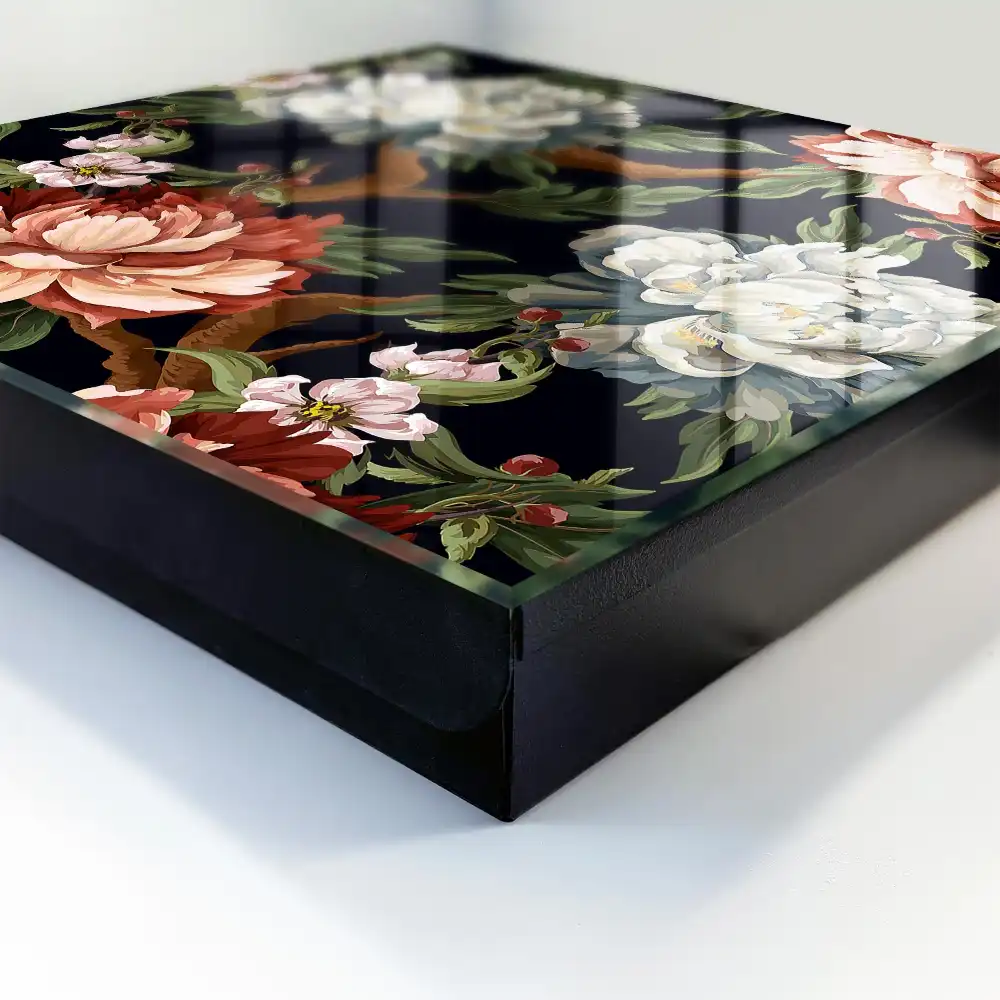 Dulapior pentru chei cu model floral și frunze pe fundal întunecat