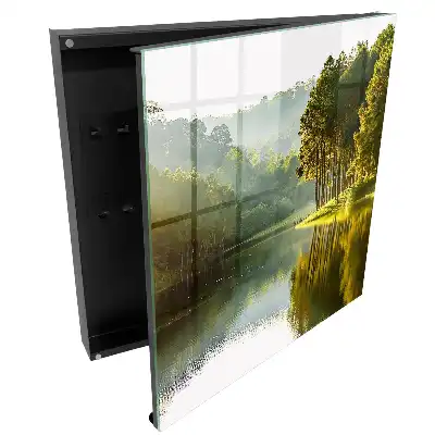 Casetă pentru chei cu design de lac liniștit înconjurat de copaci
