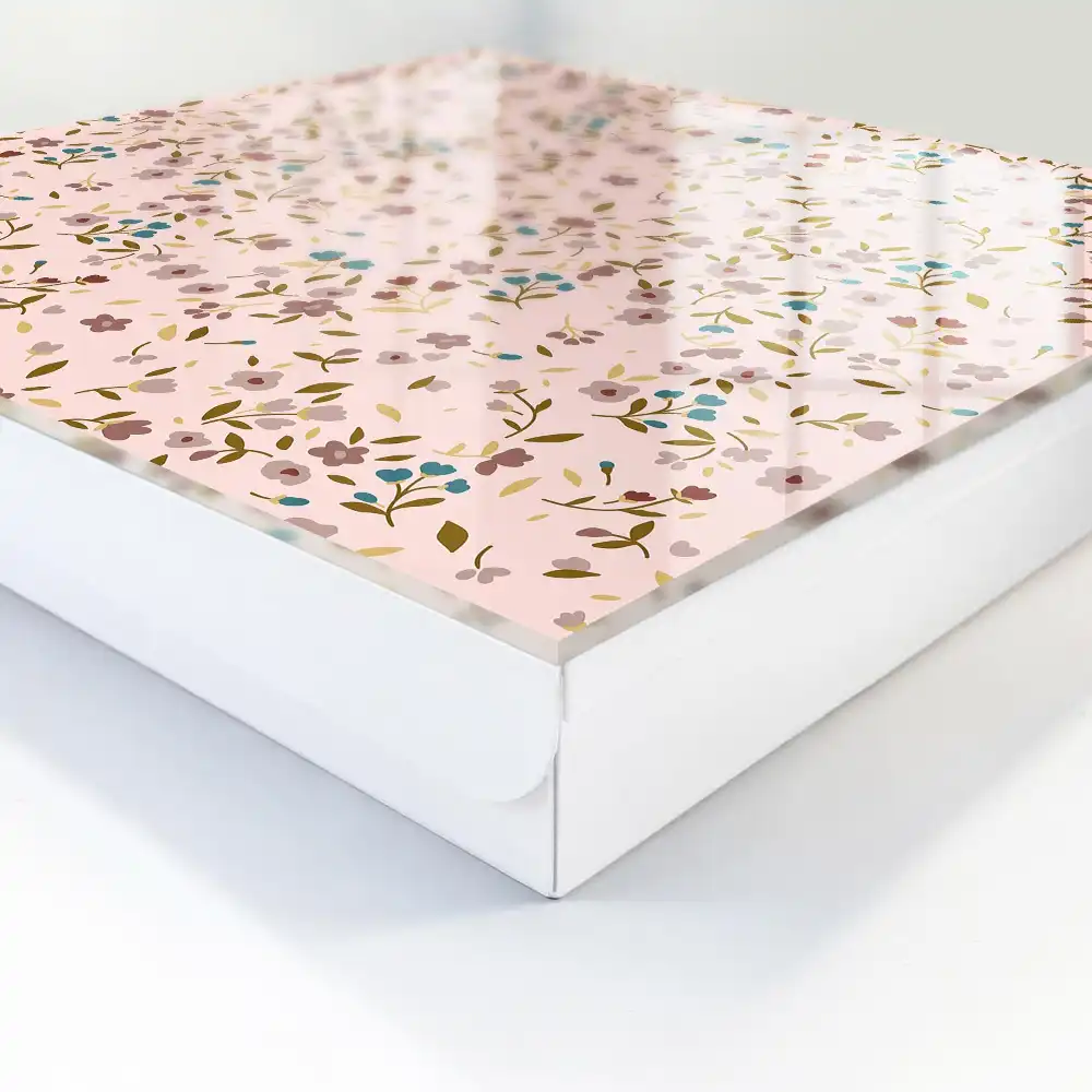 Casetă pentru chei cu model floral pastelat pe fundal deschis