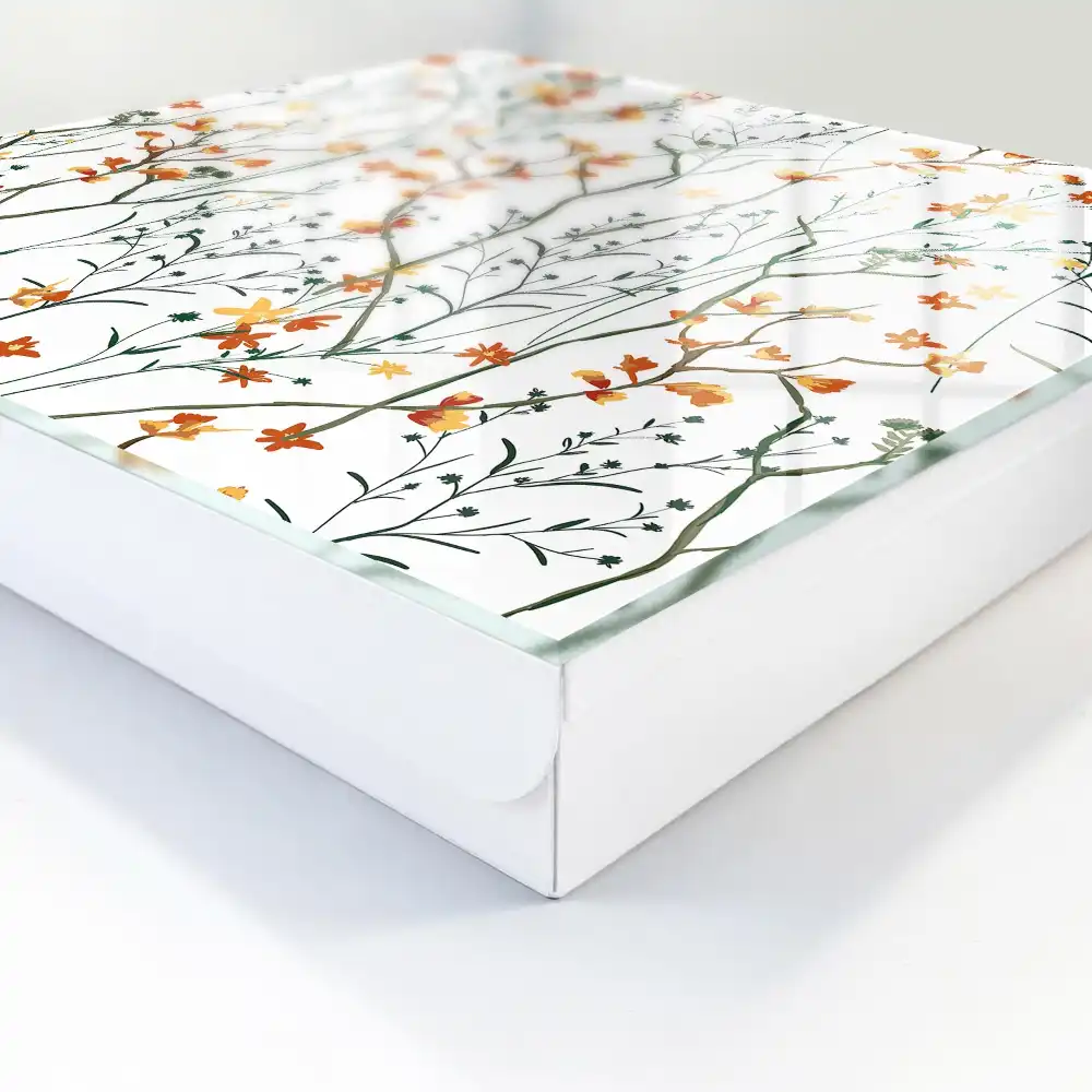 Casetă pentru chei cu model floral pe fundal alb