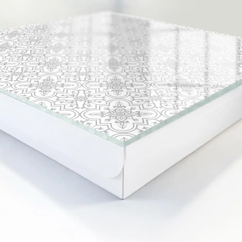 Casetă pentru chei cu model geometric gri pe fundal alb