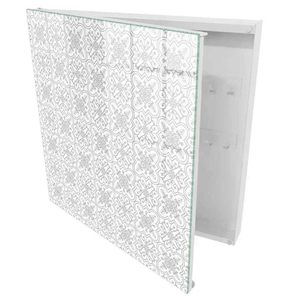 Casetă pentru chei cu model geometric gri pe fundal alb