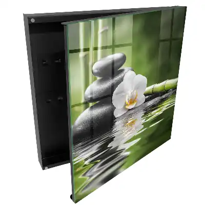 Casetă de chei cu design de floare delicată și pietre pe apă